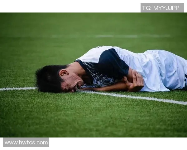 足球明星低头瞬间真实照片展现运动员内心世界与情感深度 足球明星低头瞬间真实照片展现运动员内心世界与情感深度